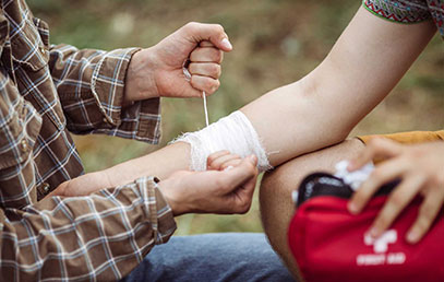 Dans quelles situations la trousse de premiers secours peut-elle être utilisée pour un traitement simple ?