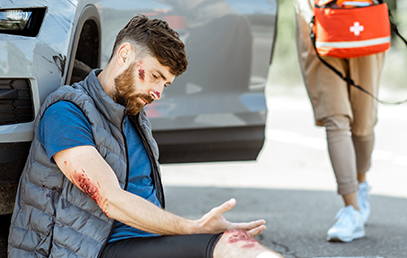 Lorsqu'un accident de voiture survient, le rôle d'une trousse de premiers soins automobile.