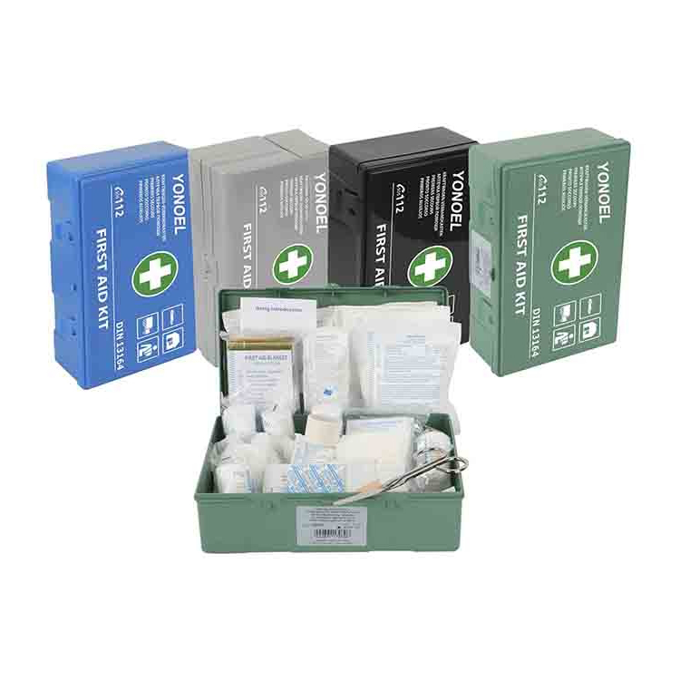 Trousse de premiers secours pour voiture selon la norme actuelle 2025 avec lingettes d