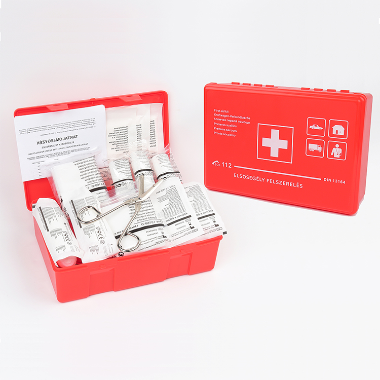 Trousse de premiers secours pour voiture selon la norme actuelle 2025 avec lingettes d