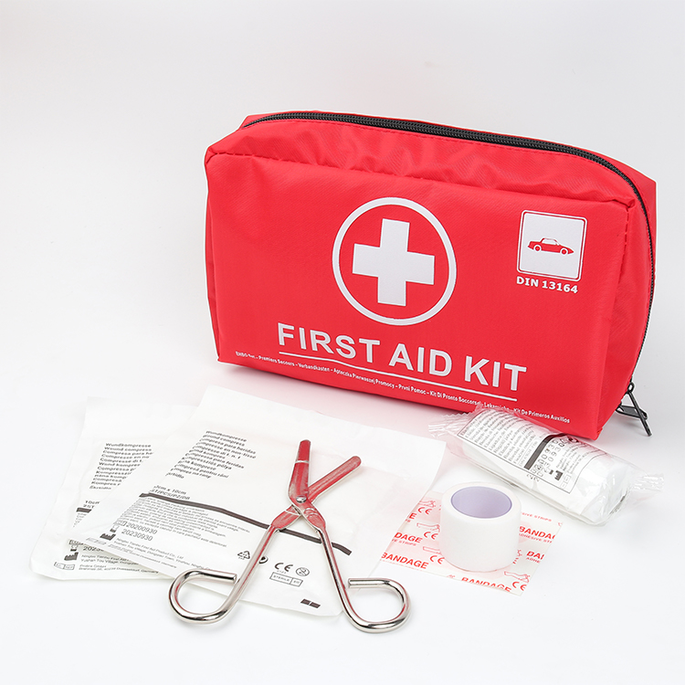 Trousse de premiers secours pour voiture selon la norme actuelle 2025 avec lingettes d