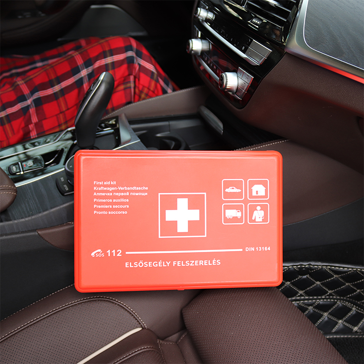 Trousse de premiers secours pour voiture selon la norme actuelle 2025 avec lingettes d