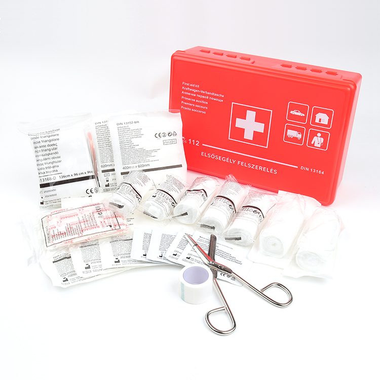 Trousse de premiers secours pour voiture selon la norme actuelle 2025 avec lingettes d