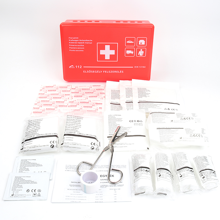Trousse de premiers secours pour voiture selon la norme actuelle 2025 avec lingettes d