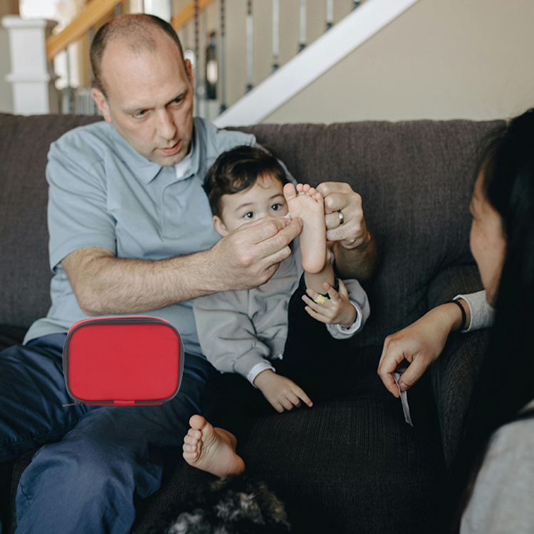 Mini trousse de premiers secours Petite trousse de premiers secours – Comprend une couverture d'urgence en aluminium, des ciseaux pour les voyages, la maison, le bureau, le véhicule, le camping, le lieu de travail et l'extérieur (rouge)