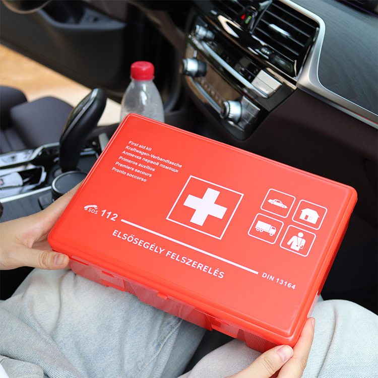 Trousse de premiers secours pour voiture selon la norme actuelle 2025 avec lingettes d'aération - Trousse de premiers secours pour voiture utilisable en Europe - Trousse de premiers secours DIN 13164