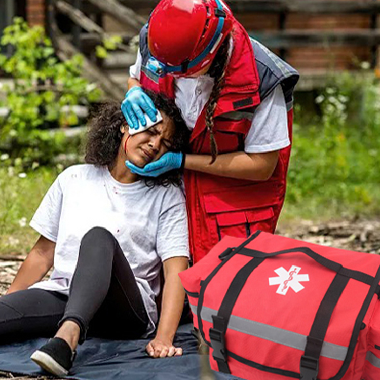 Kit de traumatologie EMT/EMS Professional Essentials entièrement approvisionné pour premiers intervenants | Approuvé HSA/FSA | Sac réfléchissant avec 8 poches et compartiments zippés et plus de 200 fournitures de premiers secours – Rouge